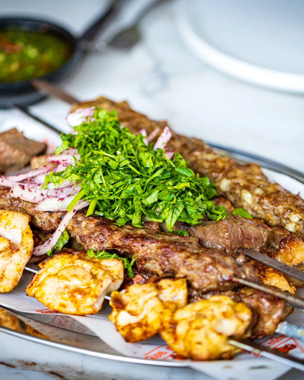 מגש שיפודים טרי מהגריל מוגש על שולחן בשיפודי התקווה